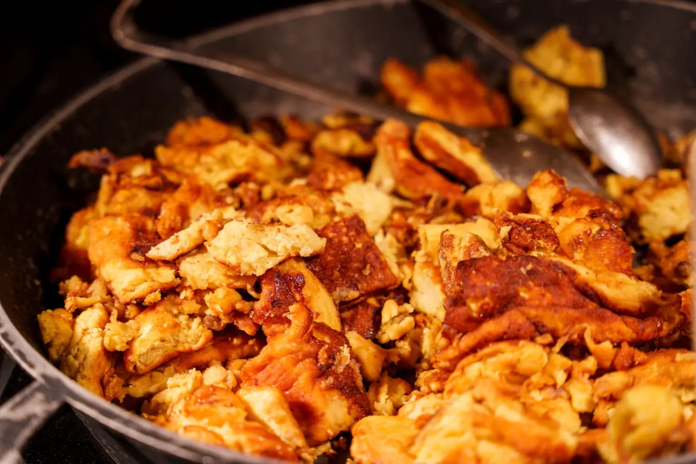 Karamellisierter Kaiserschmarrn in einer gusseisernen Pfanne