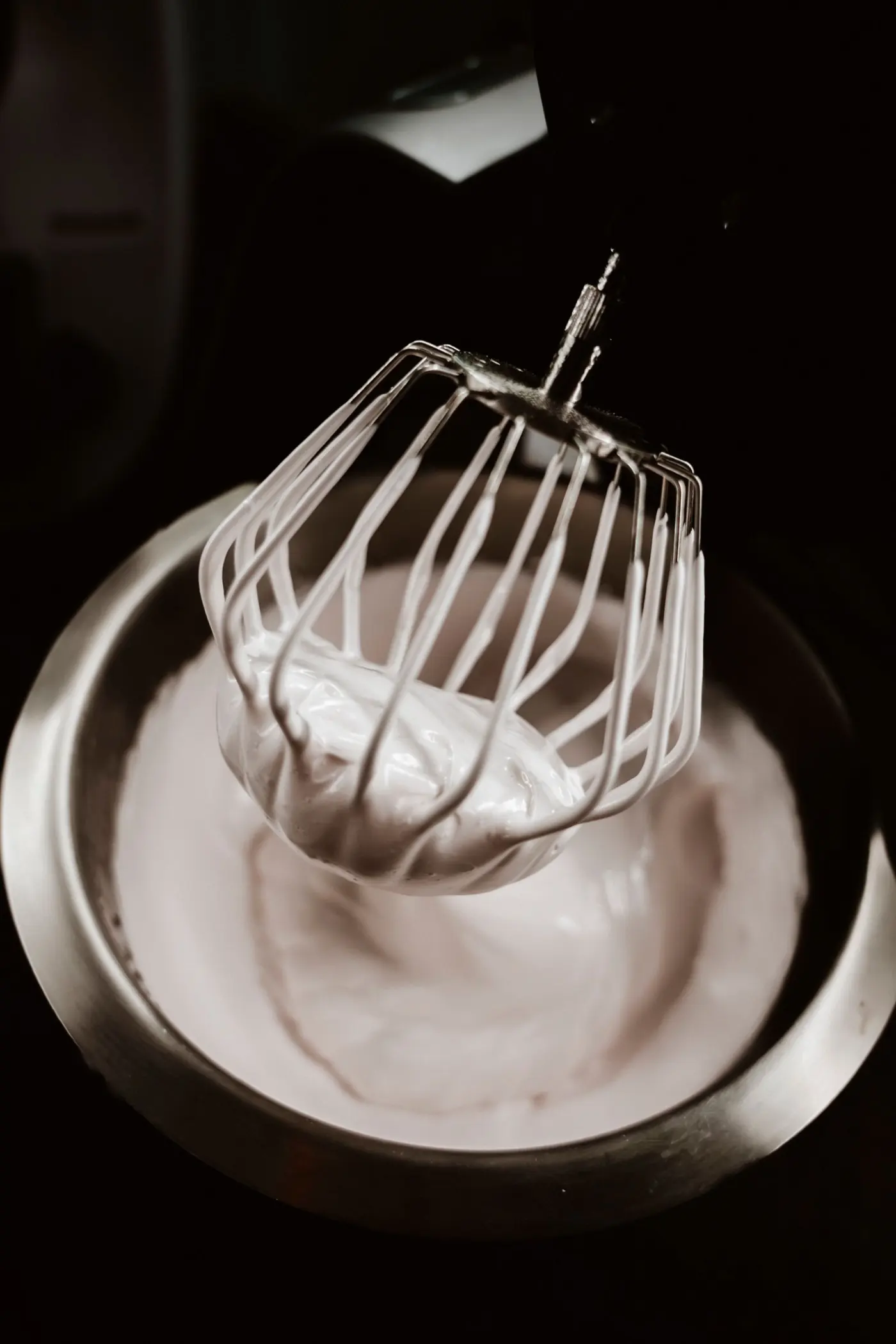 Steif geschlagener Eischnee am Schneebesen einer Küchenmaschine