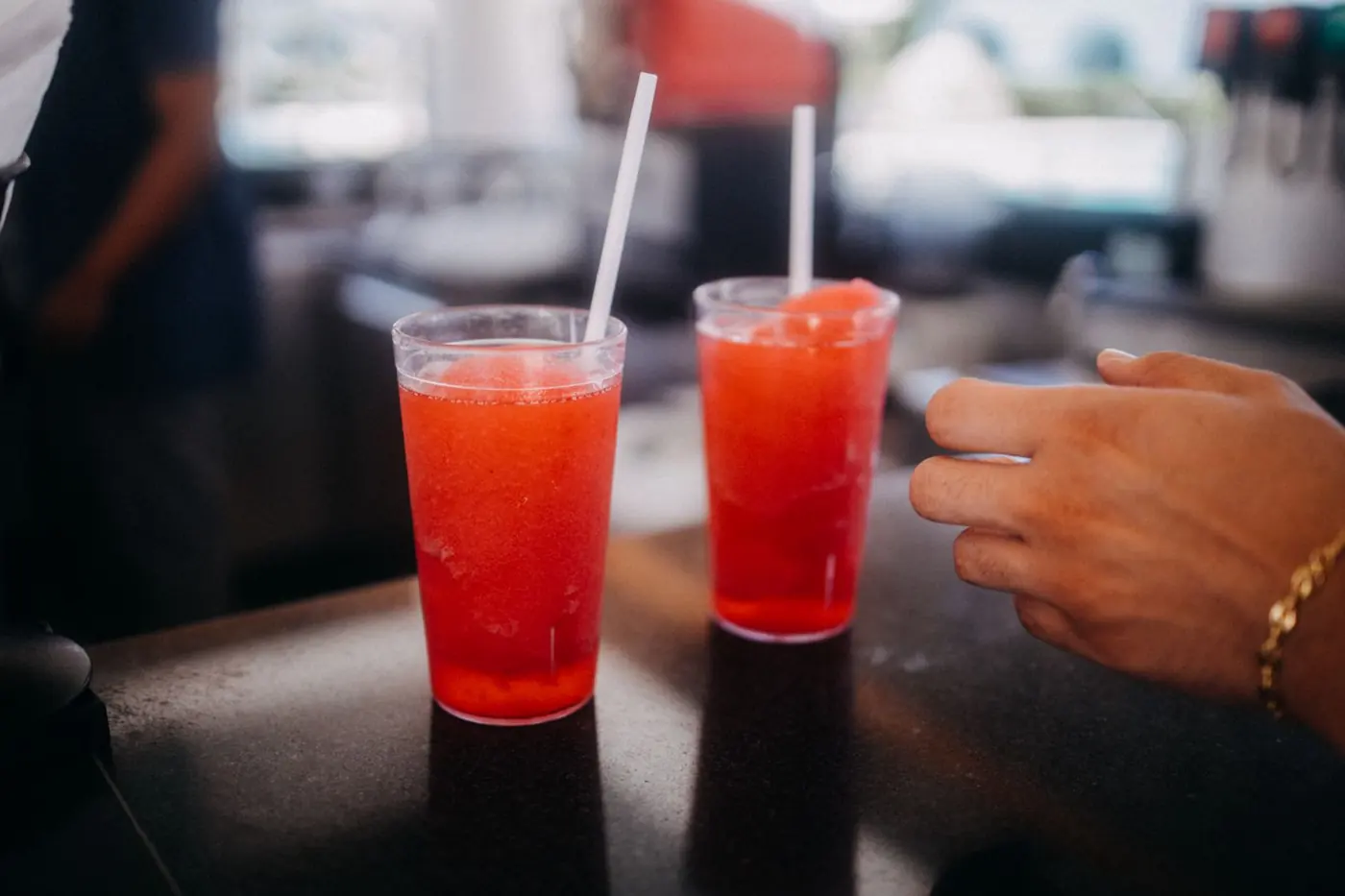 Zwei Becher rotes Slush-Eis mit Strohhalmen